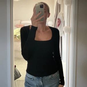 & other stories topp - En jätte snygg ribbad topp från & other stories med fyrkantig halsringning. Storlek xs. 