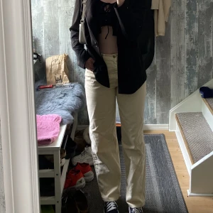 Beiga Jeans - Säljer dessa supersnygga beiga jeans från Reclaimed Vintage! Sparsamt använda så i mycket bra skick! W:30 & sitter bra i längden på mig som är 175cm! Köparen står för fraktkostnad🖤