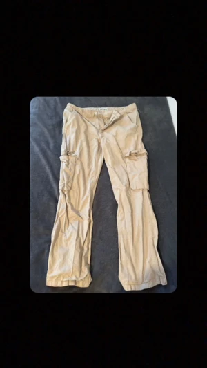 Cargo byxor - Cargo byxor ifrån gina fast i beige!! Bra läng på byxorna för folk som är 168-172 