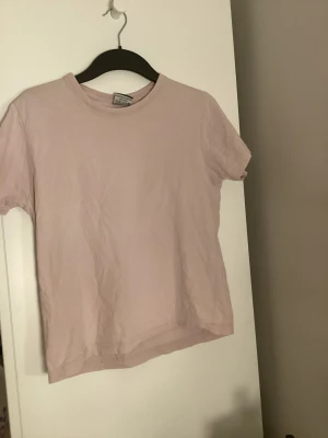 Säljer 👌🏼 -  Säljer denna fina t-shirt från 50 kr. Storlek medium 🫶🏻🤍