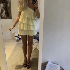 Zara klänningen - Jättefin zara klänning använt en gång på skol avslutningen❤️Passar. S och M.S är som xs och M som S❤️ köptes för 500