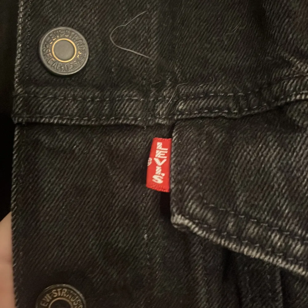 Vill sälja min jeans jacka då den bara blivit använd 3 gånger och är i nyskick. En vanlig svart jeans jacka från Levis. Ord pris låg runt 1000-1200kr. Jackor.