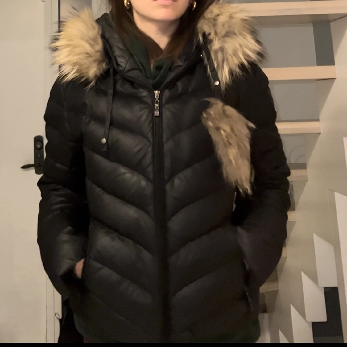 Svart dunjacka med päls - 90