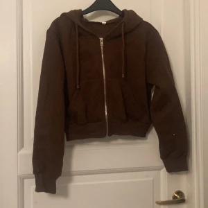 Brun cropped huvtröja - Beställde den från Shein men den var kortare än vad jag trodde. Har aldrig använt den och är i nyskick 