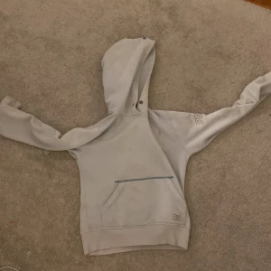 Hoodie - Gammal peak performance hoodie i ljusblå! För liten för mig