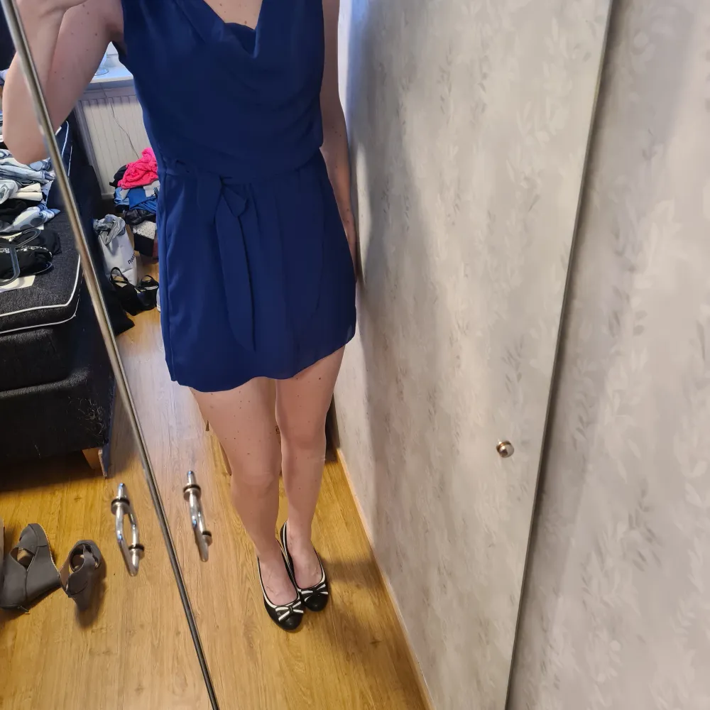 Väldigt söt blå klänning med knytning i midjan. Väldigt skön på sommaren. Använd 1 gång sen tyckte jag att den var för kort tyvärr.  Storleken är L men jag är storlek M och 176 lång. Klänningar.