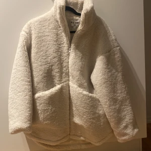 Teddyjacka - Superfin och mysig ”teddyjacka” från NA-KD. Använd en gång. Säljer pga kommer ej till användning. Storlek 34 men är oversize så passar allt från 34-38. Passar både tidig vår/höst och vinter 