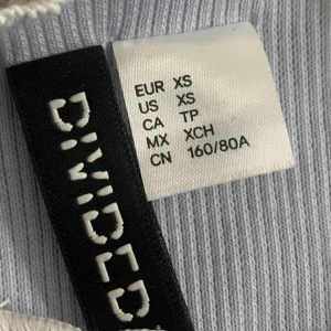 ”Öppen” tröja - Fin tröja från H&M. Lite för kort för min smak, köptes för ca 99kr. Helt oanvänd har bra testats😊