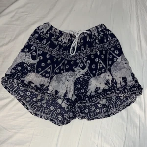mys - najs tunna och lätta shorts med tryck man kan mysa i 🐘🐘🐘🐘 toppskick, vet ej storlek men skulle säga  M . de är lite lösa på mig (dock ej i midjan) som brukar ha S 🤘🏼🤘🏼🤘🏼