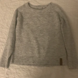 Grå stickad tröja💕 - Grå stickad tröja storlek 140 men passar folk med storlek 150.💕