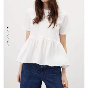 Säljer denna vita t-shirt från Zara då den inte kommer till användning. Använd 3 gånger så är i väldigt bra skick.❤️