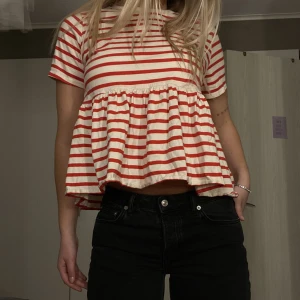T-shirt från Zara  - Röd och vit randig tshirt med söt ”volang” knappt använd🤍❤️