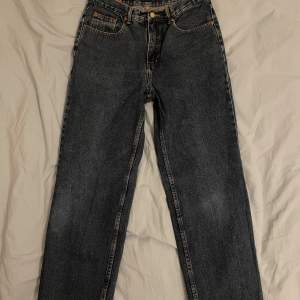 Säljer mina relaxed fit jeans som är i väldigt gott skick! Storlek w30 l30. Köparen står för frakt.