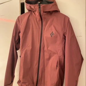 Jacka - Säljer denna superfina vind och vattenavisande jacka från Black Diamond, ett bra märke för utomhuskläder! Storlek S Använd en gång så den är som ny Nypris:1200kr Säljer för 600kr☺️