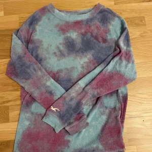 Färgglad hollister tröja - Såå söt och färgglad hollister tröja! Använd en del men fortfarande i bra skick, storlek XS!