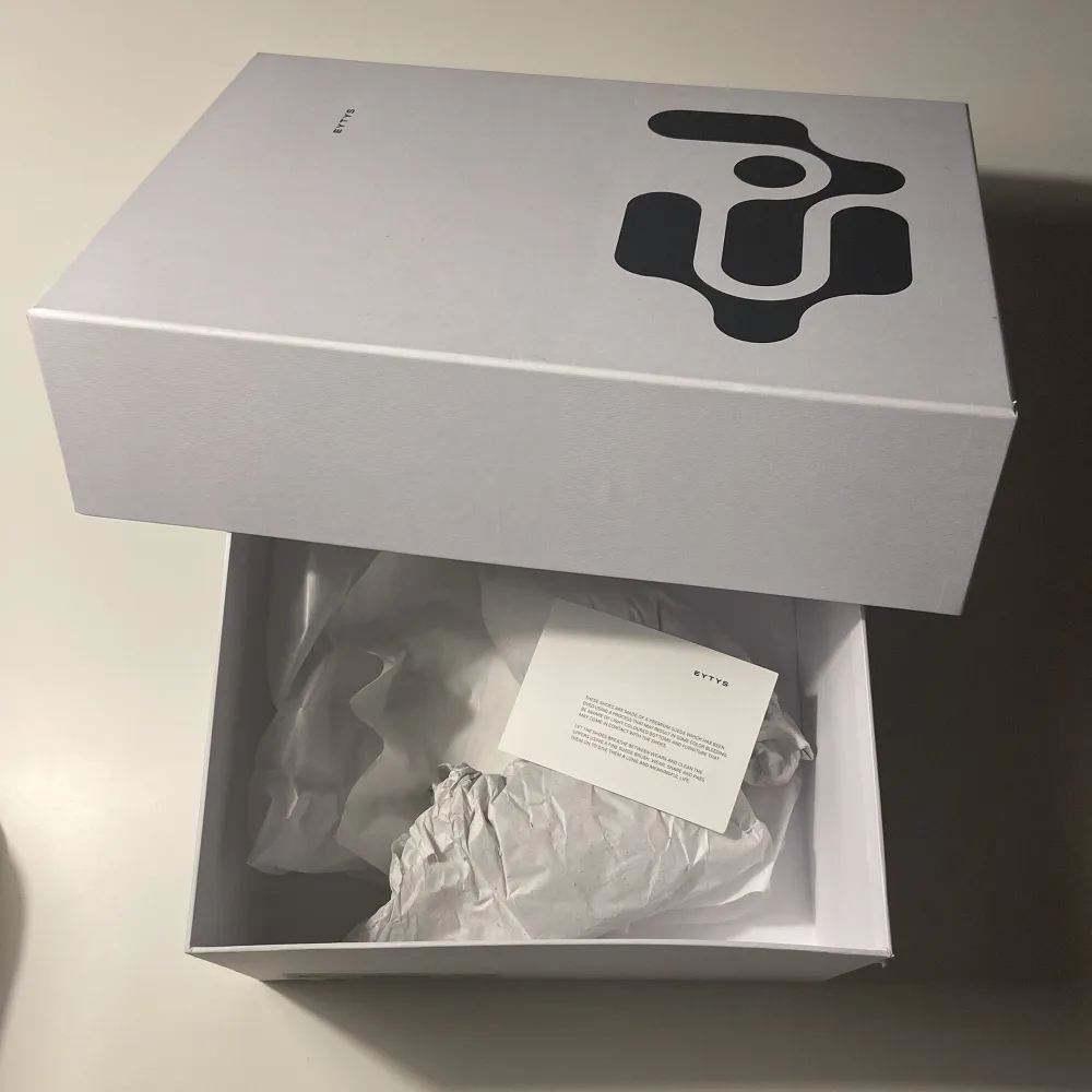 Eytys Doja Sneakers Ny pris 2000kr Box fås med (Köpt på eytys hemsida, för nuvarande slutsålda där) Väldigt bra skick, inte ens slitet i sulan och hälen. Perfekt till våren och sommaren men funkar året om  . Skor.