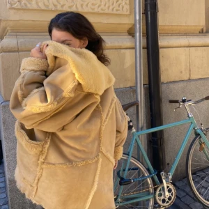 Jättefin päls/mockajacka - Vintage. Uppskattas storlek M (jag är S) ♥️ Äkta fårpäls och mocka (prutbart pris vid snabb affär) 