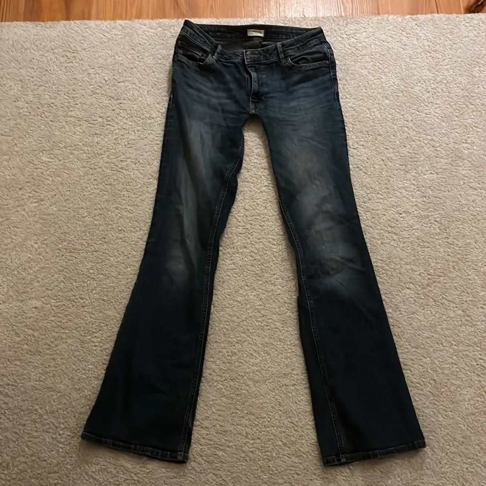 Jag säljer mina fina Lindex jeans som jag köpte för kanske två år sedan. Jag har gjort om dem till lågmidjade jeans för ett tag sedan men de blev för korta där bak på mig tyvärr, kontakta för mått💕😋. Jeans & Byxor.