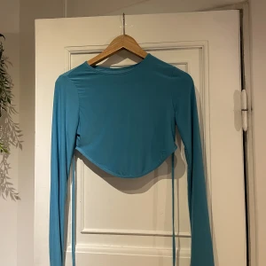 Blå Top - Blå top köpt från Asos. Använd en gång🦋