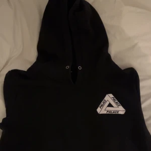 Palace Hoodie - Säljer min Palace Hoodie, storlek XL står det men passar mig som har M. Mycket bra skick!