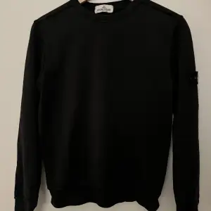 Säljer min Stone island tröja i färgen svart, den är helt äkta och köpt på NK i Stockholm (Junior avdelningen). Den är storlek 14 år så den är som Xs. Pris kan diskuteras!  Kom privat för fler bilder🤝