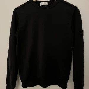 Stone island tröja - Säljer min Stone island tröja i färgen svart, den är helt äkta och köpt på NK i Stockholm (Junior avdelningen). Den är storlek 14 år så den är som Xs. Pris kan diskuteras!  Kom privat för fler bilder🤝