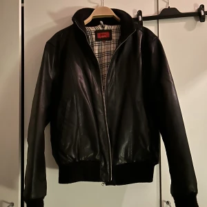 Skinnjacka  - Vet inte hur gammal den är, men den är vintage. Säljer den för att den inte kommit till användning.