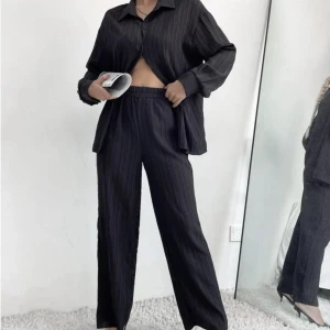 Matchande Skjorta + Byxor Set - Svart ribbad oversize skjorta med matchande pösiga byxor, använd en gång