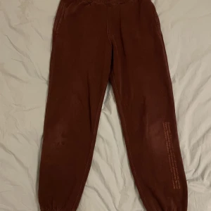 Mjukisbyxor - Mjukisbyxor från HM säljes! Väl använda så har blivit lite noppriga och fått någon fläck. Storlek S. Köparen står för frakt.