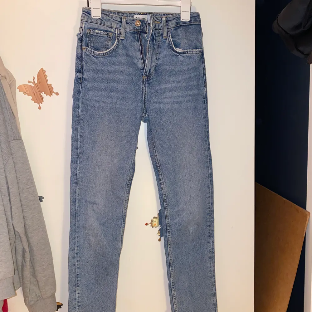 Tryck inte på köp nu, kontakta mig vid intresse!! Ljusblåa zara jeans, köpta från sellpy i nyskick. Aldrig använda då dom är för korta.. Jeans & Byxor.