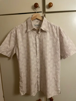 Ben Sherman skjorta - Säljer en vintage Ben Sherman skjorta i bra skick! Storlek XL. Köpare står för frakten.