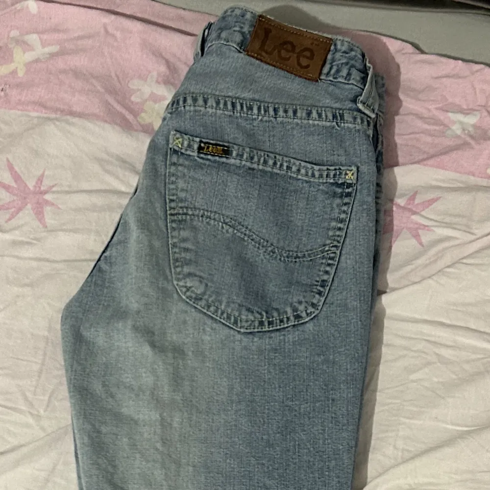 Säljer mina lågmidjade bootcut jeans från Lee då de är för små. Använda ett par gånger men ser fortfarande ut som nya :3 Skriv för fler bilder. Original pris: 699kr. Jeans & Byxor.