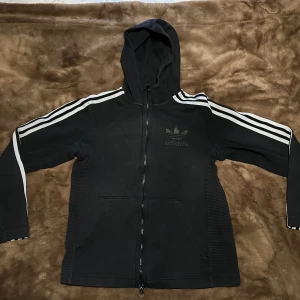 Svart Adidas Tröja - Svart Adidas tröja med dragkedja i storlek Small💯