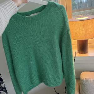 Säljer denna otroligt fina gröna stickade tröjan. Mycket klarare i färgen irl. Tyvärr blir ljuset på bilden inte alls rättvis. Den är i otroligt fint skick då kah enbart använt den en gång. Skynda fynda! 💗🫶🏼