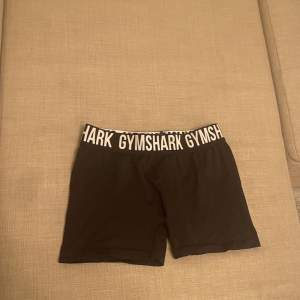 Gymshark shorts i svart. 