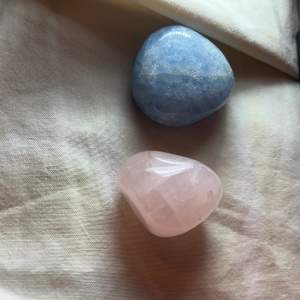 Den blåa kristallen betyder sömn och drömmar, den rosa kärlek, men jag har dem bara som prydnad på mitt sminkbord 