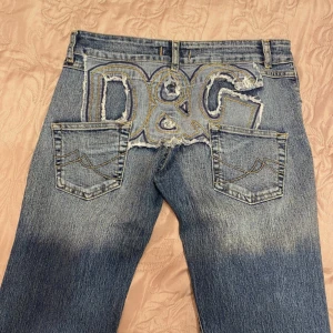 Dolce Gabbana jeans - Låga Dolce Gabbana jeans, jättebra skick❤️‍🔥storlek 31 men passar xs-m beroende på hur man vill att de ska sitta!  