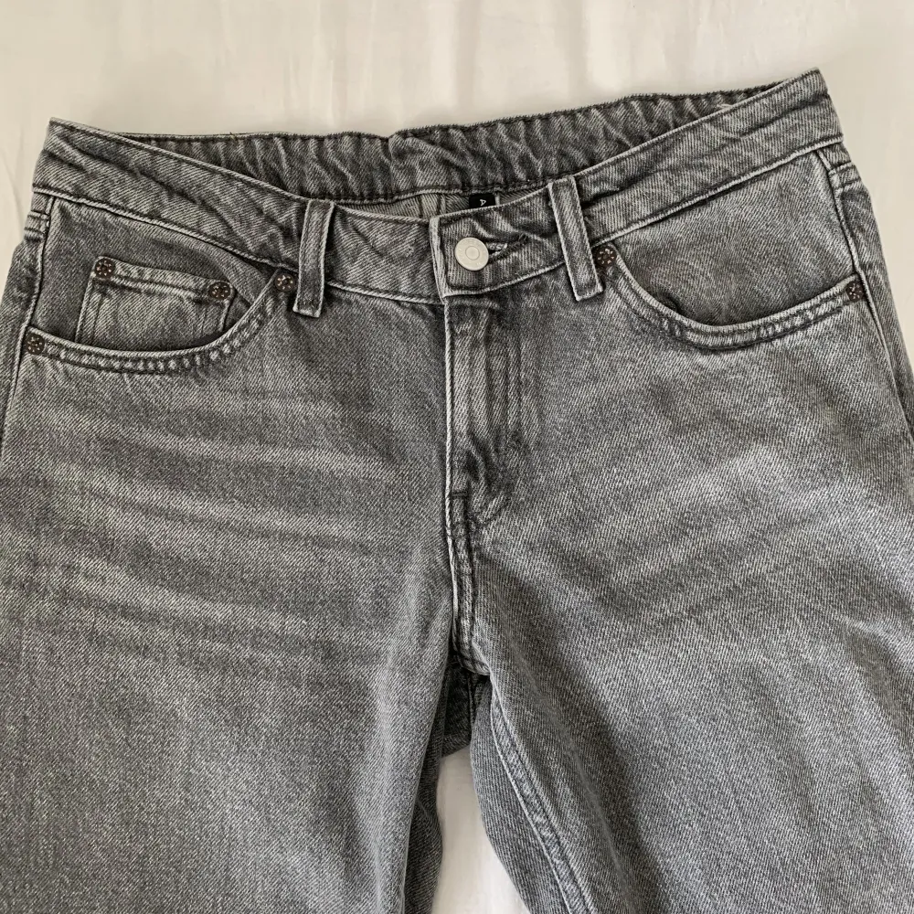 Säljer nu mina sjukt fina jeans från Weekday. Detta eftersom att de är förstora för mig. Byxorna är endast prövade på och är därmed i väldigt bra skick! KÖPAREN STÅR FÖR FRAKTEN!. Jeans & Byxor.
