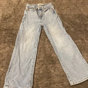 Jeans 134  - Blå jätte fina jeans.Tyvär ett litet hål på baksidan.Avhämtning Västerås.Ha en bra dag.  