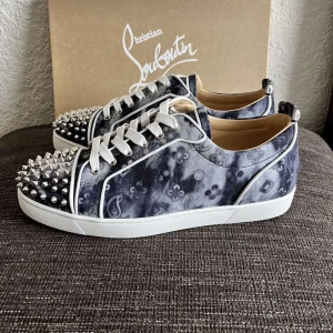 Loubs -  väldigt bra skick och väldigt limiterade, kvitto och box finns. Byten är intressant. Säljer åt en vän 