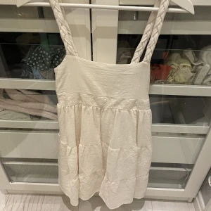 Sommarklänning - Säljer denna jättefina vita klänning. Den är använd en gång och i jätte bra skick.  Jag står för frakten❣️