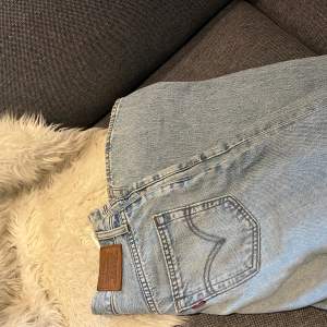 Säljer dessa Levis jeans i storlek S. Modellen är levis ribcage wideleg och är i en ljus jeans färg. Bra skick! 