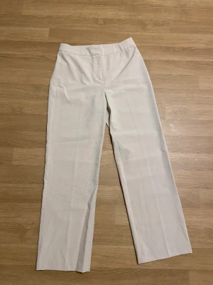 Kostymbyxor  - Kostymbyxor, beige. Köparen står för frakten