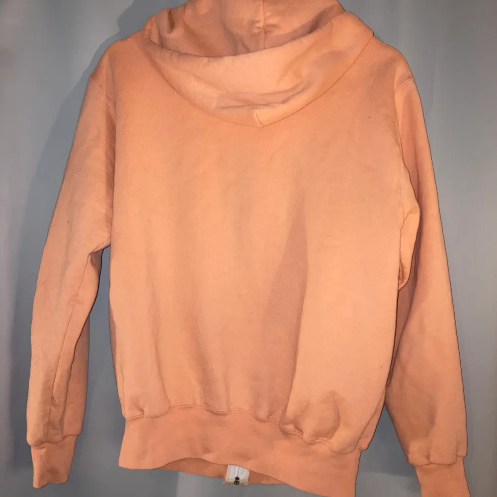En zip up hoodie från Russell Athletic. Storlek S, 80tals. Väldigt unik persika orange färg 😜 Fri frakt!. Hoodies.