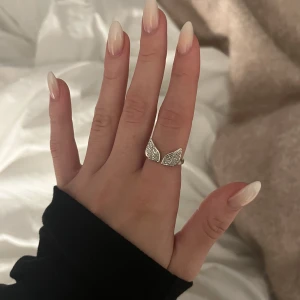 Ängla ring - Superfin ring med änglavingar lik Zadig Voltaire. Justerbar och i rostfritt stål! 120kr + 15kr frakt 🤍🦋