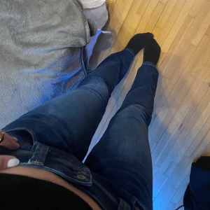  Pepe Jeans lågmidjade - Lågmidjade jeans ifrån Pepe Jeans!💓 Helt nya endast använda 1 gång i någon timme! Storlek 29x34 och passar perfekt på mig som är ca 177cm lång och i vanliga fall har S/M i jeans!💓 Väldigt stretchiga är de också💓 köpta på zalando för 800kr!