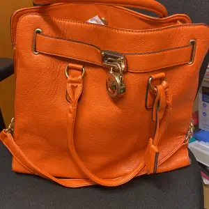 Orange MK väska bra kopia  Ca 28 hög 32 bred ( cm)
