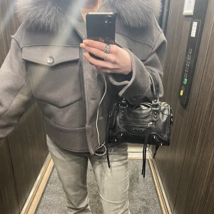 Meotine jacka🖤 - Funderar på att sälja min underbara meotine jacka. Super fint skick och helt slutsåld på hemsidan 🖤 Tar inget under 2000kr😇 Storlek L/M men sitter perfekt på mig som är en S🖤