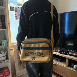 Axelväska - Jag inte använt den så mycket och den är i bra skick 8/10.