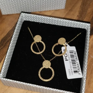 Edblad - Edblad guldiga örhängen och halsband, helt nytt.